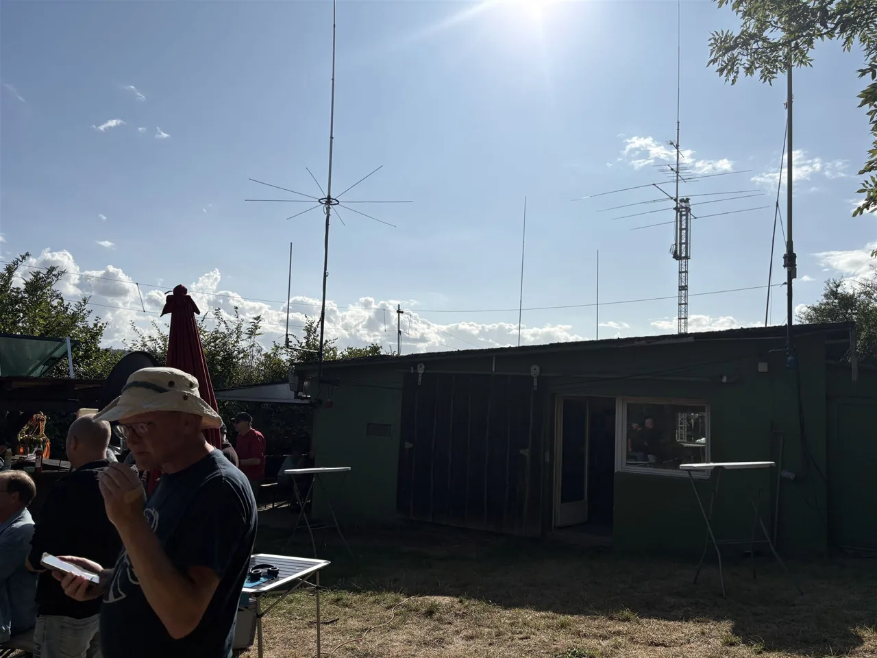 Die grüne Clubstation mit Antennen